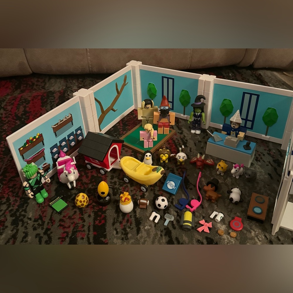 Adopt Me Roblox Play Set & Figures
